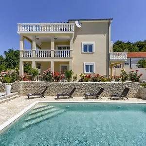 Haus Lilli Mit Pool Ražanac
